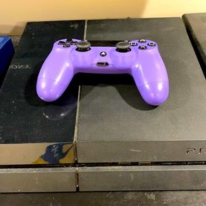 PLAYSTATION 4 With Controller